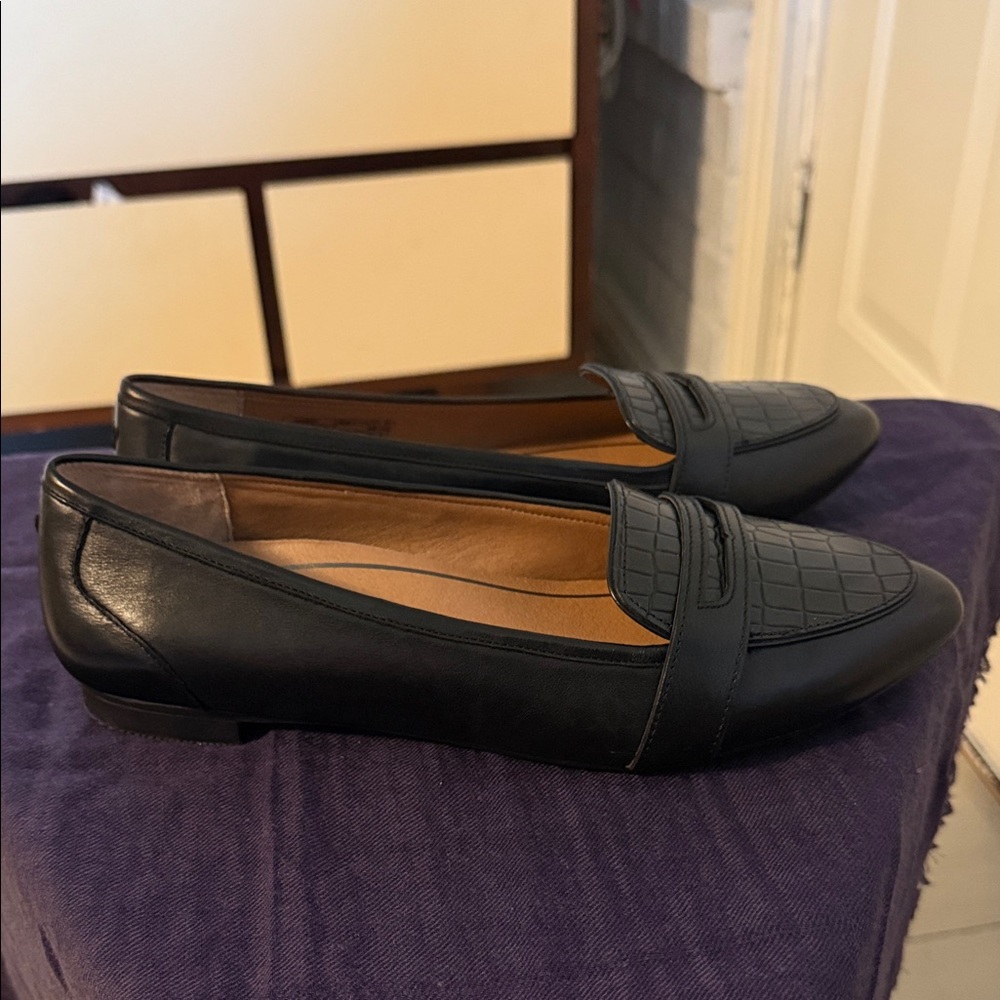 Vionic Black Croc-Trim Pointed Toe Leather Loafers - Picture 2 of 3